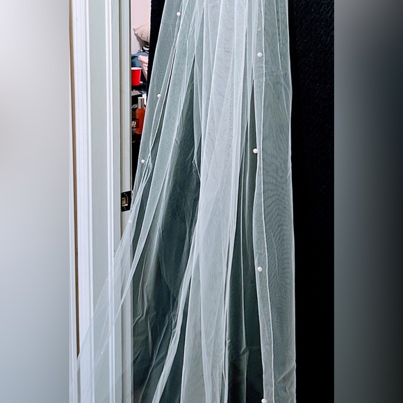 💕A Bridal Wedding Veil in white. Single Tier with Pearls on the edge. - Picture 2 of 8